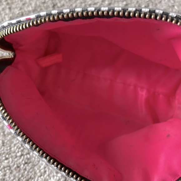 VICTORIA’S SECRET MEDIUM POUCH - Picture 5 of 5